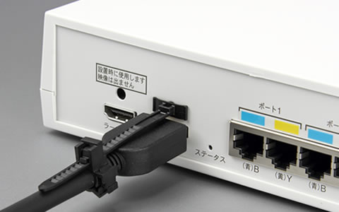 HDMIケーブルの抜けを防止するコネクタクランプ