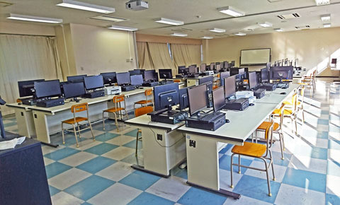 広々した空間に工業高校様ならではの机配置で整列したTSS端末室